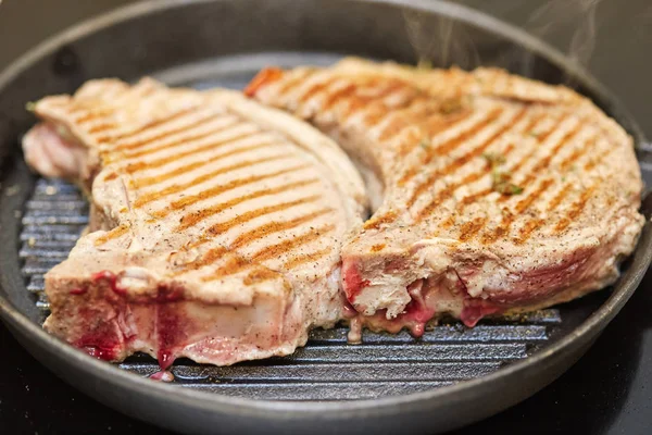 Kavrulmuş taze domuz eti biftek kızartma grill Pan