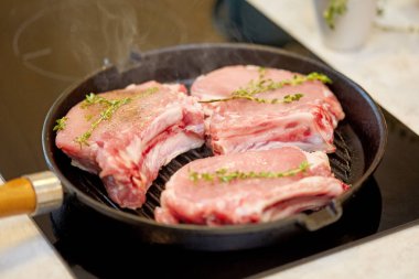 Kavrulmuş taze domuz eti biftek kızartma grill Pan