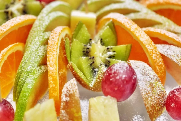 Teller mit vielen gesunden Früchten mit Zuckerpuder — Stockfoto