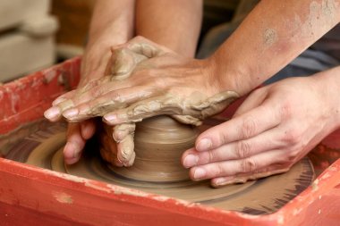 Eller iki kişinin pot, potter's tekerlek oluşturmak. Öğretim seramik