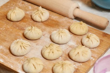 Tahtada ev yapımı çiğ khinkali köftesi.