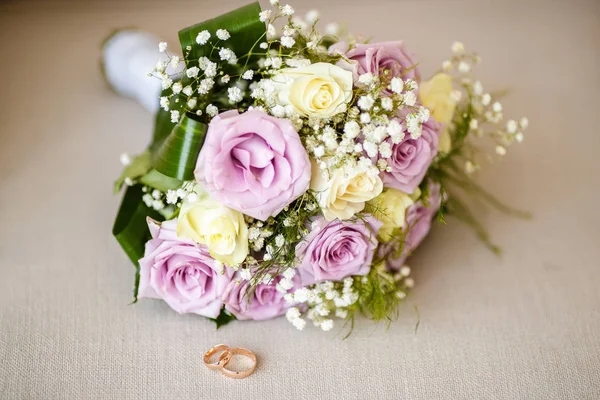 Primo piano del bouquet da sposa su sfondo beige — Foto Stock