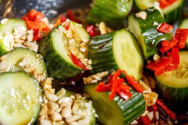 Çin salata salatalık sarımsak, biber biber, soya sosu ile