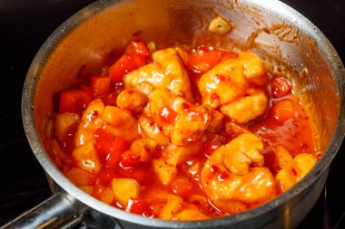 Çin tatlı ve ekşi kızarmış tavuk pişirme işlemi