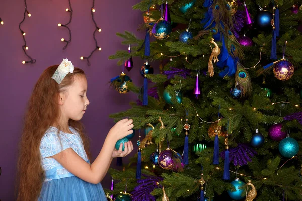 Girl with ball near christmas tree — Stock Photo, Image