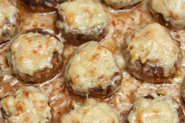 Pişmiş champignon mantar meze parmesan peynir kabuk ile doldurulmuş