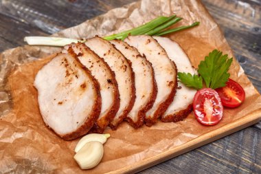 Dilimlenmiş domuz etli sebze füme