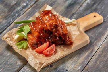 Izgara domuz soslu pirzola ve bal karamelize