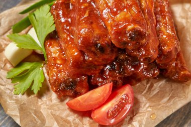 Izgara domuz soslu pirzola ve bal karamelize