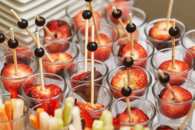 Mezeler, aperatifler ve kanepeler ikram gıda tablo