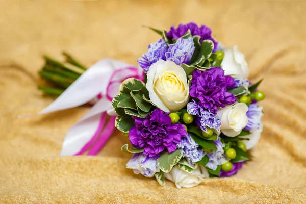 Ramo de boda púrpura sobre fondo beige, concepto de matrimonio —  Fotos de Stock