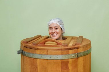Spa merkezinde güzel bir kız. Bitki sedir varil sauna