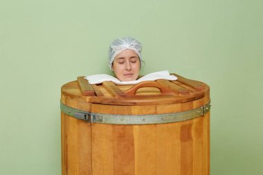 Spa merkezinde güzel bir kız. Bitki sedir varil sauna