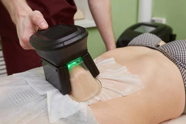 Kvinna Att Cryolipolysis Fett Behandling Förfarande Professionella Kosmetiska Skåp Eller — Stockfoto