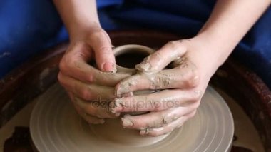 Kavanoz ya da vazo kil oluşturma. Kadın el, potters tekerlek