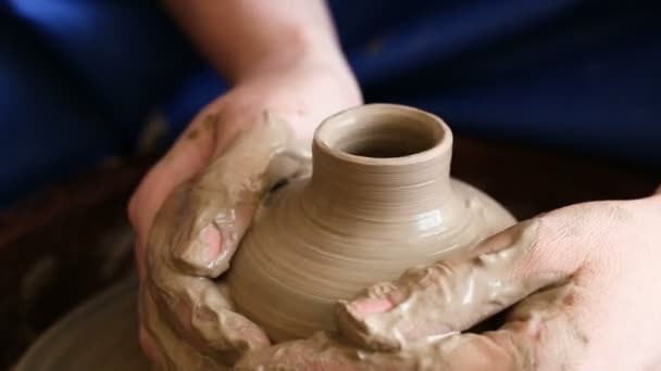 Criando jarra ou vaso de barro. Mãos de mulher, roda de oleiros — Vídeo de Stock
