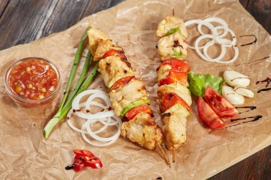 Tavuk eti kebap sebze ve sos ile