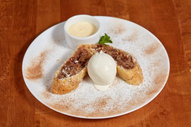 Apple strudel plaka üzerinde dondurma kepçe ile