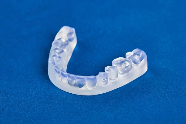 Apparecchio Allineamento Pre Ortodontico Del Trainer Dentale Fondo Blu Primo — Foto Stock