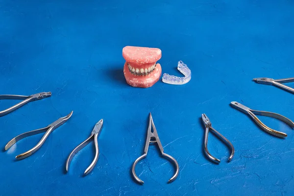 Modelo de ortodoncia y conjunto de herramientas de ortodoncia de metal médico — Foto de Stock