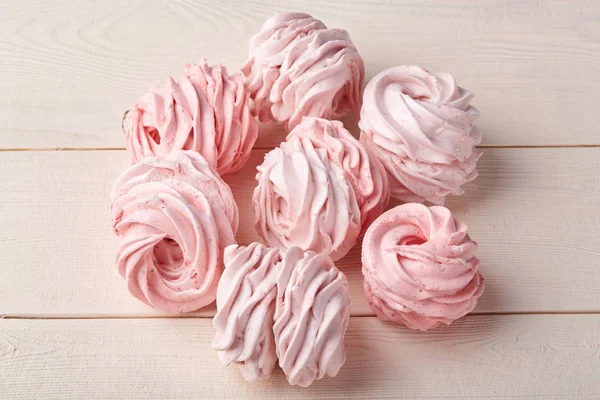 Rosa doce caseiro arejado zéfiro ou marshmallows no fundo de madeira — Fotografia de Stock