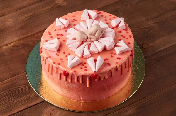Różowy baby prysznicem ciasto na podłoże drewniane — Zdjęcie stockowe