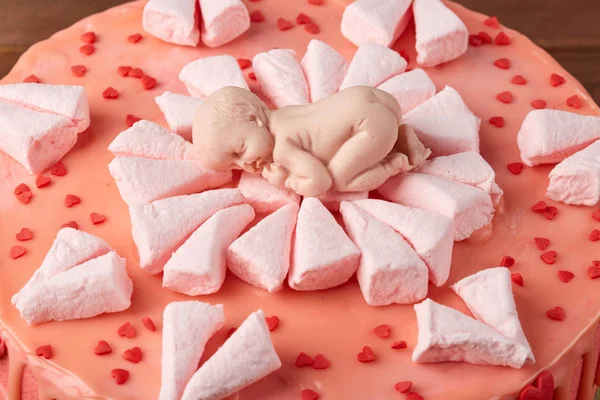 Różowy baby prysznicem ciasto na podłoże drewniane — Zdjęcie stockowe