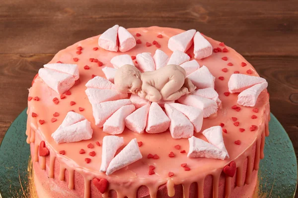 Bolo de chá de bebê rosa no fundo de madeira — Fotografia de Stock