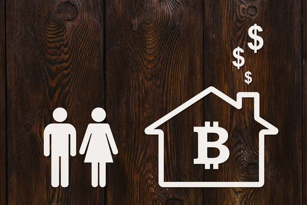 Homem de papel, mulher e casa com bitcoin. Conceito abstrato — Fotografia de Stock