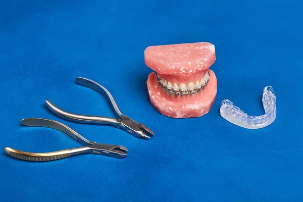 Modelo de ortodoncia y conjunto de herramientas de ortodoncia de metal médico — Foto de Stock