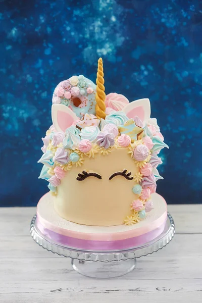 Kolorowy tort w kształcie twarzy jednorożca — Zdjęcie stockowe