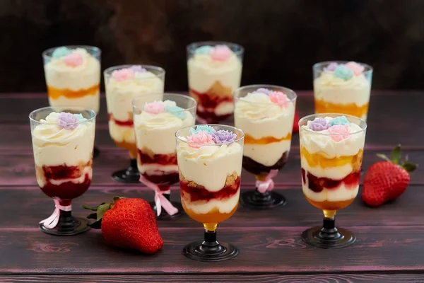 Tårta med jordgubbar som serveras i glas skott — Stockfoto