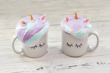 Saç şekli renkli krema ile iki kupalar