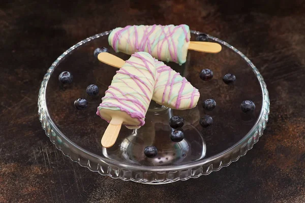 Dulces dulces con arándanos en forma de helado —  Fotos de Stock