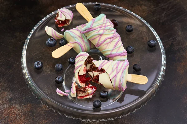 Dulces dulces con arándanos en forma de helado —  Fotos de Stock