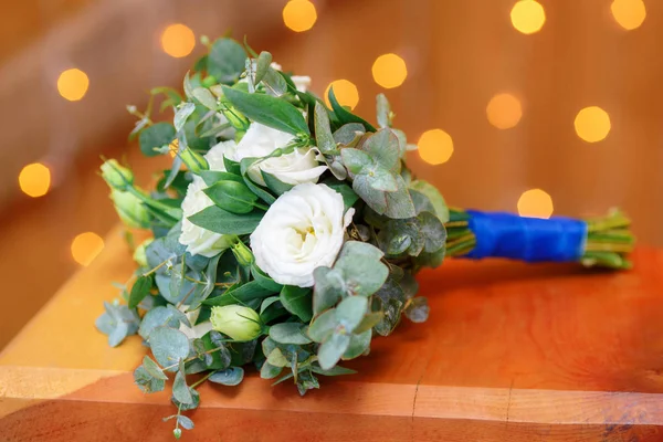 Γαμήλια νυφικό μπουκέτο λουλούδια σε φόντο ξύλινη — Φωτογραφία Αρχείου