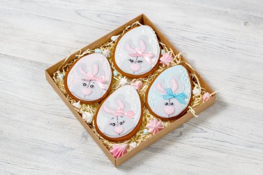 Paskalya sırlı gingerbread çerezleri, tavşan yumurta formla