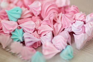 Çok tatlı bisküvi beze kutusunda farklı renklerde