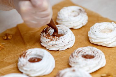 Mini Pavlova beze nest, Paskalya tatlılar, pişirme işlemi