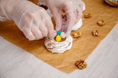 Mini Pavlova beze yuva yumurta ile Paskalya tatlılar, pişirme işlemi