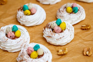 Mini Pavlova beze Paskalya tatlılar yumurta ile iç içe
