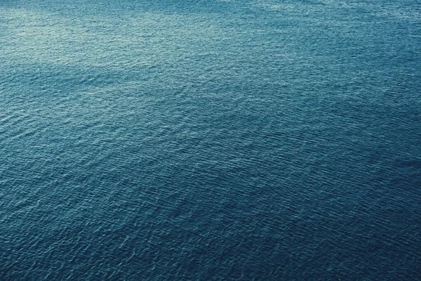 Surface bleue de la mer avec vagues vue aérienne — Photo