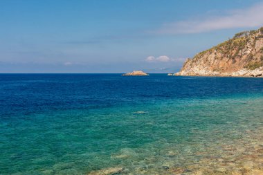 Sahil şeridi kayalıklarının temiz turkuaz suyu manzarası