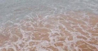 Sahilde plaj çakıl taşları ve deniz dalgaları haddeleme. Güzel doğal arka plan 4k