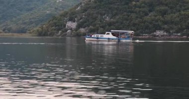Dağ Gölü 'nde turistik yolcu botu gezisi, 4K