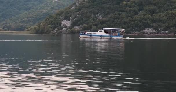 Excursión Turística Barco Pasajeros Por Lago Montaña — Vídeos de Stock