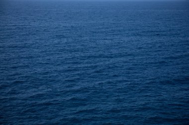 Dalgaların hava manzaralı mavi deniz yüzeyi