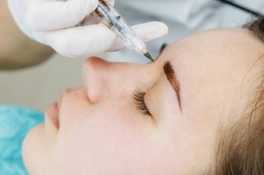 Kalıcı makyaj, kaşların dövme. Kozmetolog makyaj uygulama