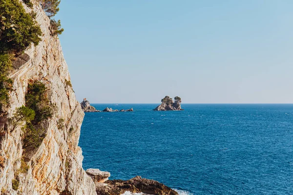 Isola nel blu mare Adriatico vicino Montenegro — Foto Stock