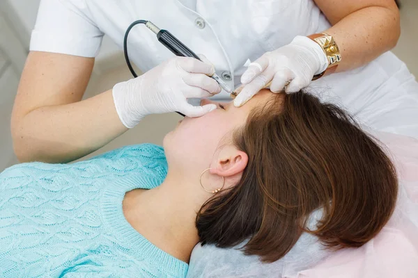 Maquillaje permanente, tatuaje de cejas. Cosmetólogo aplicando maquillaje — Foto de Stock